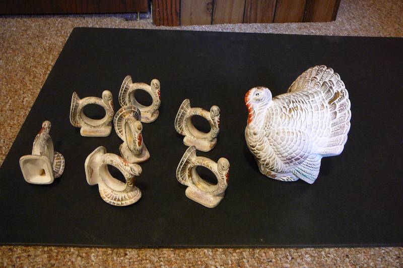 lot 144 image: Table Turkey & 7 Napkin Holders