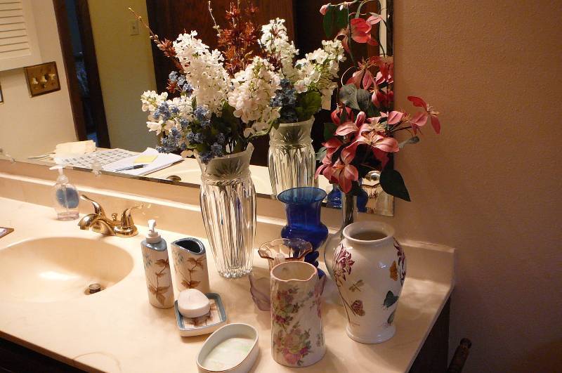 lot 147 image: Glassware Vases and soap dishs, misc.