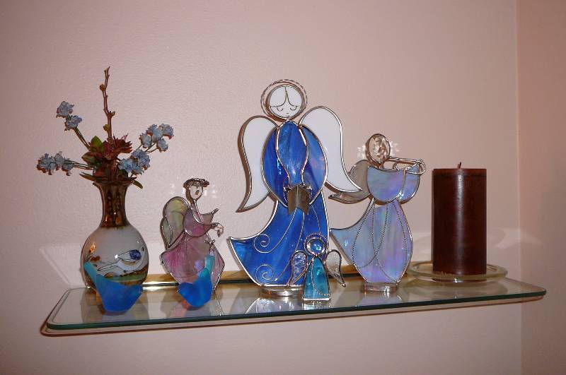 lot 148 image: Lot of glass Angels, ITEMS ON SHELF ONLY , NOT SHELF