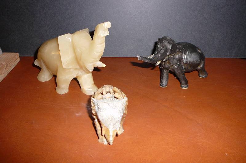 lot 208 image: 3 Elephant Figurines