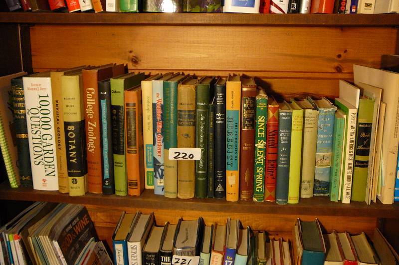 lot 220 image: Lot of books