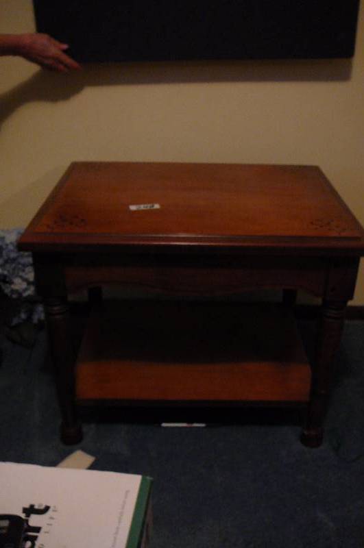 lot 248 image: End Table 27 x 22 x 22