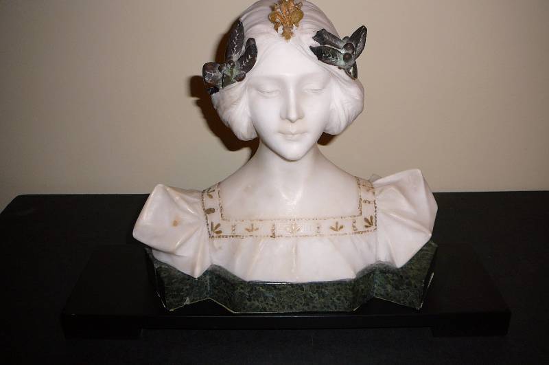 lot 253 image: Marble Ladies Bust 12w x 12 h