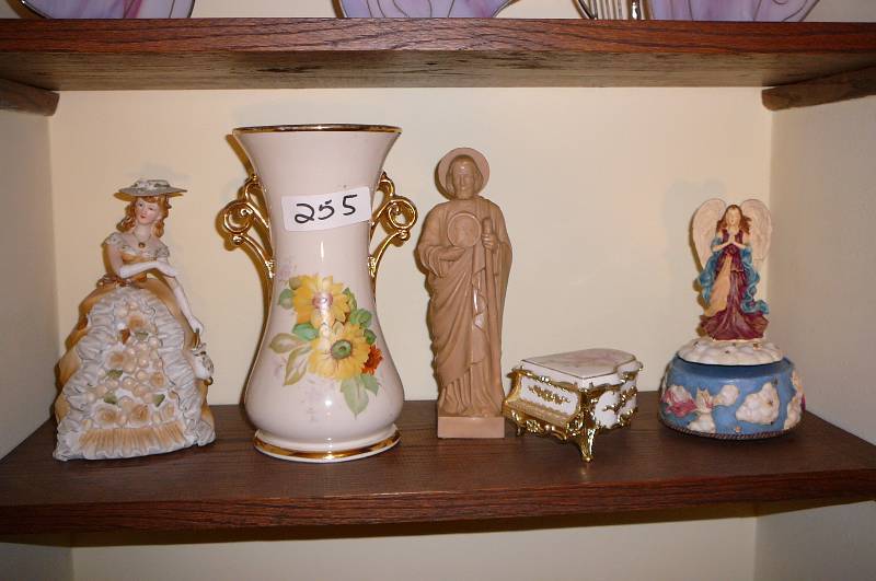 lot 255 image: Vase & Figurines music box 5 count
