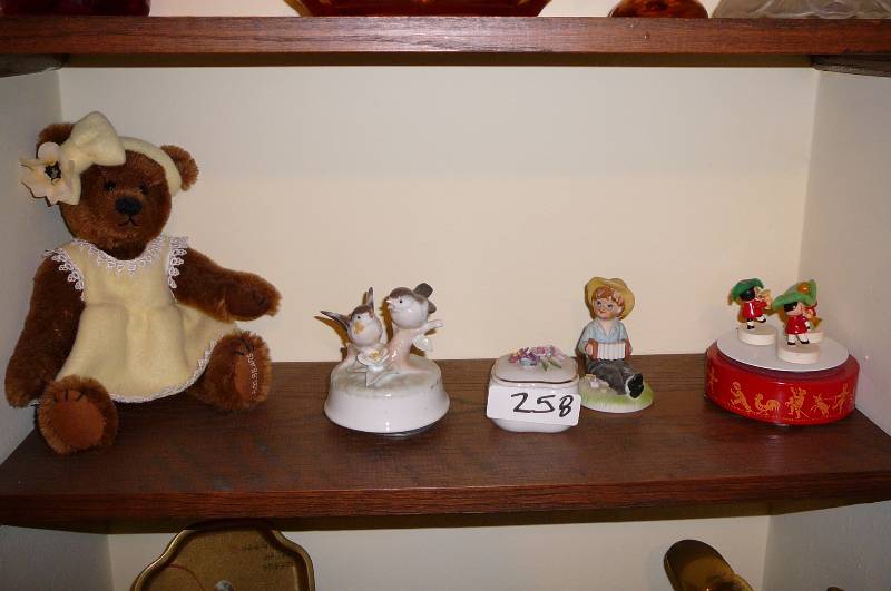 lot 258 image: figurines & Teddy 5 count