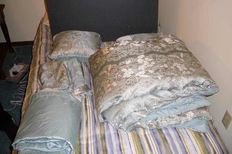 lot 264 image: Bed Spread Queen & 2 Pillow cases, 1 Sham, 2 Pillows