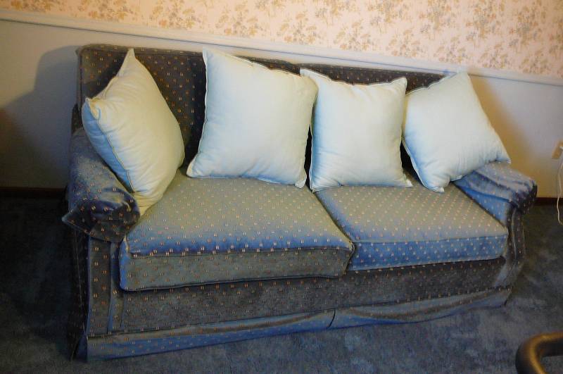 lot 295 image: Simmons Hide A Bed sofa