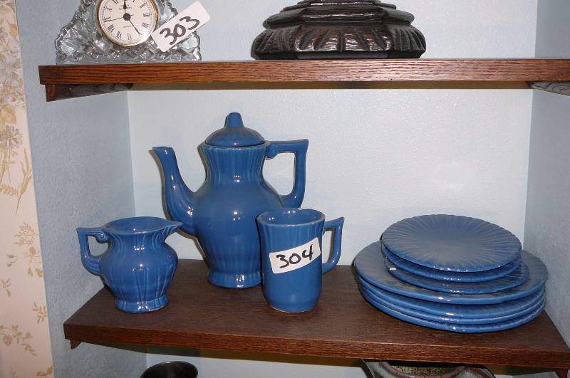 lot 304 image: Blue Dishs
