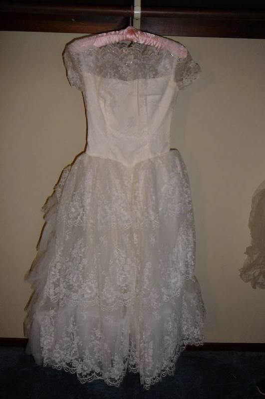 lot 323 image: Lace Wedding Dress