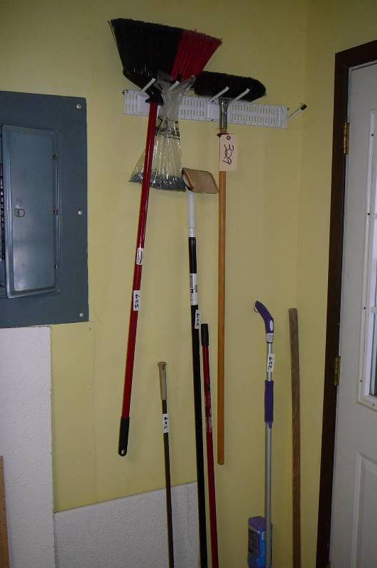 lot 329 image: brooms, Swifter, Bissell, , Extension pole