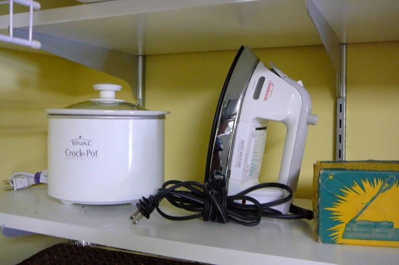 lot 337 image: Household Items small crock pot