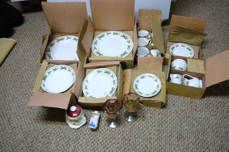 lot 344 image: Christmas Dishs Never Used in Box