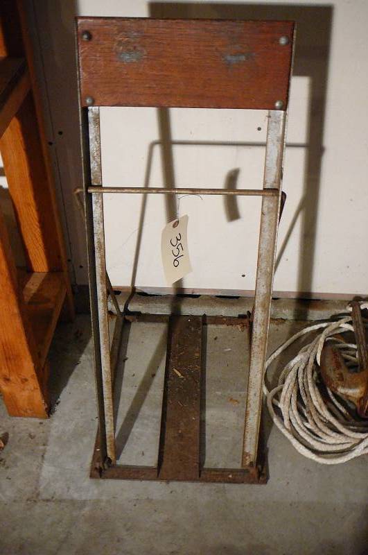 lot 356 image: Boat motor Stand