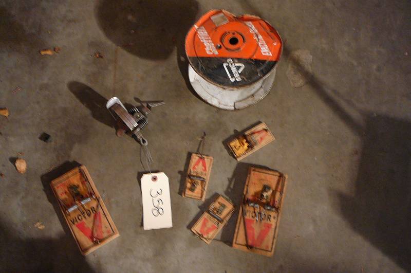 lot 358 image: Ra Traps, Mouse Traps, Victor Spring Trap , Roll wire