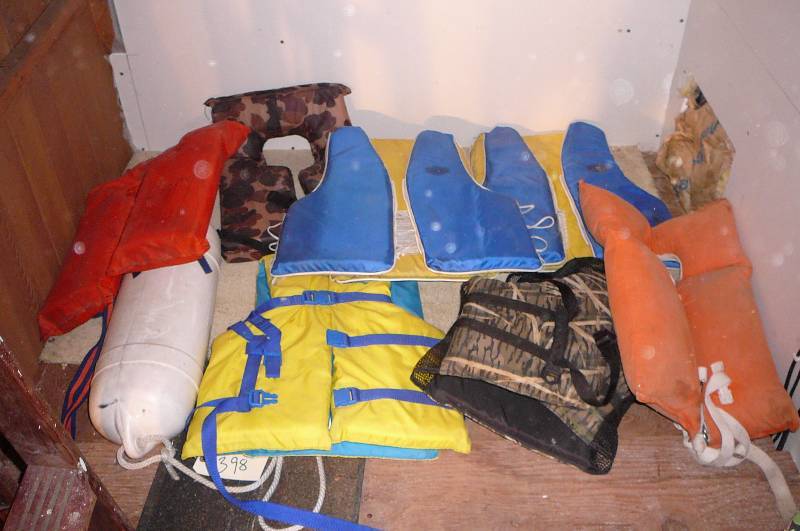 lot 398 image: Lot of Life Vest 7 Count and Boat Bumper