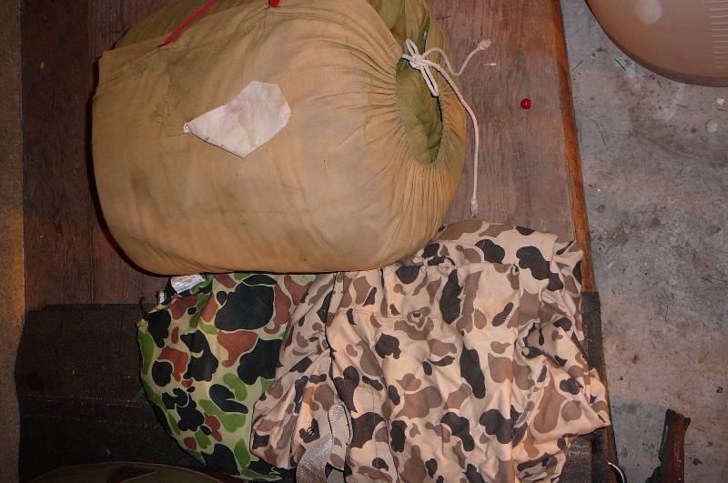 lot 403 image: Sleeping Bag, Hot Seat. Camo Bag