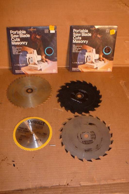lot 422 image: Lot of Blades