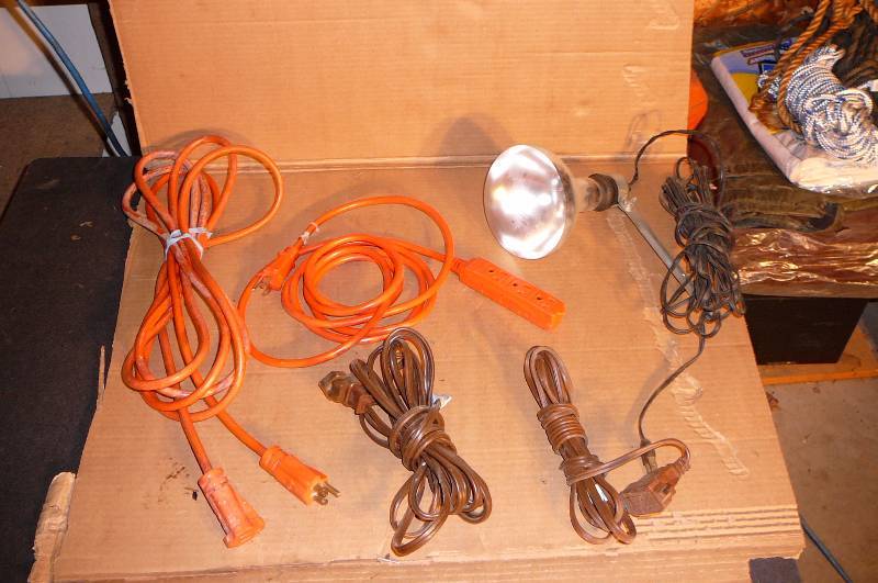 lot 425 image: Extension Cords 4 Count Cord and Lamp