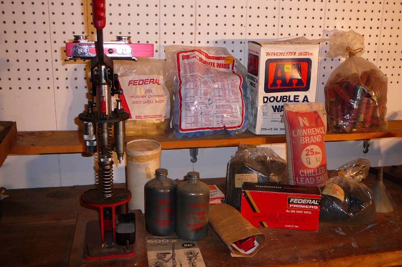 lot 431 image: Mec 12 ga Loader 600 Jr Shot shell Reloaded 12 ga Wads 25 lbs. Chilled Lead shot 1000 Federal Primers #209 power Etc.