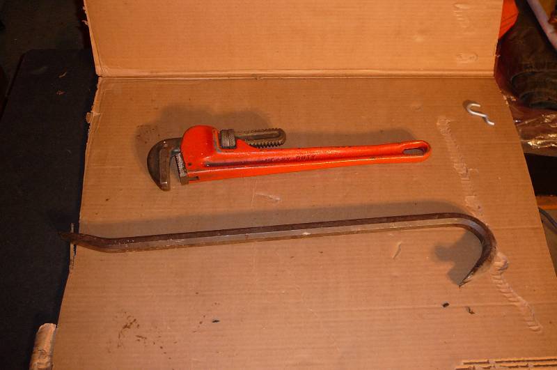 lot 433 image: Pipe Wrench 18, Crow Bar 24