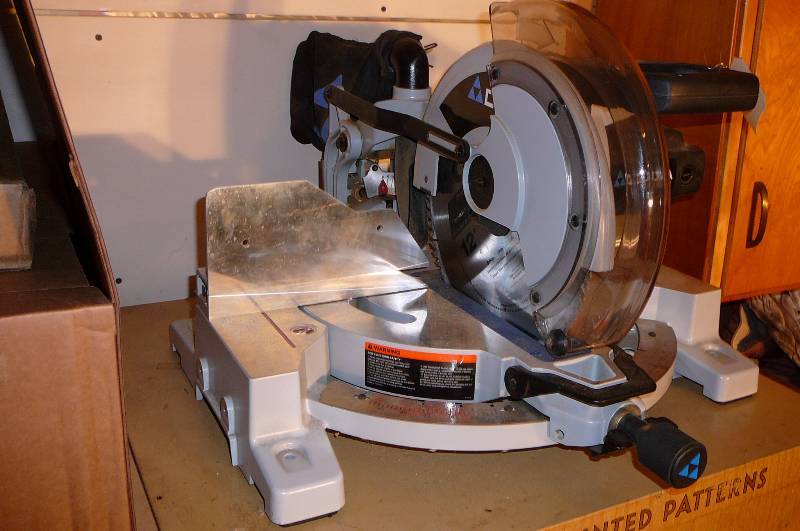 lot 450 image: 12 Delta Single Bevel Compound Miter Saw Model 36-312, Extra Blade 40 Tooth #35-900 New Looks almost New