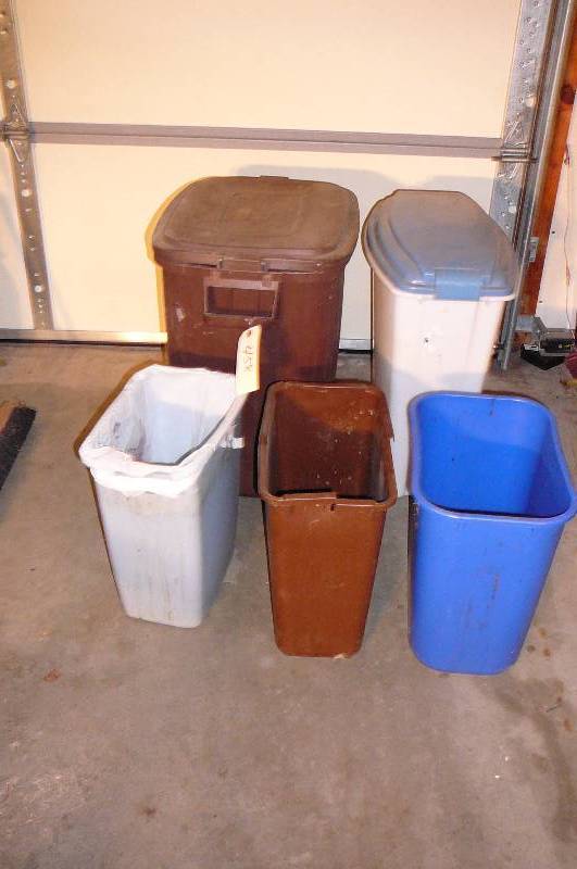 lot 458 image: Garbage cans 5 Count