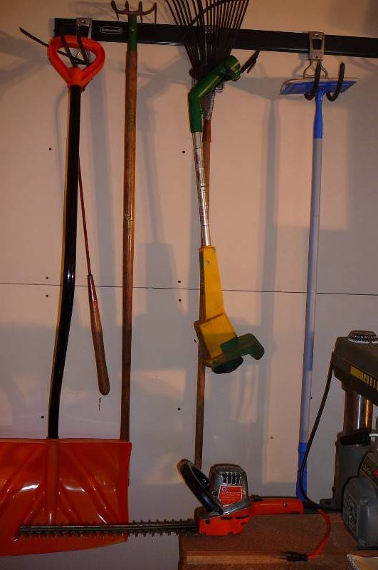 lot 464 image: Lawn and Garden Tools, Shovel, Weed whipper, Rake, Hoe, Black and Decker Trimmer Works