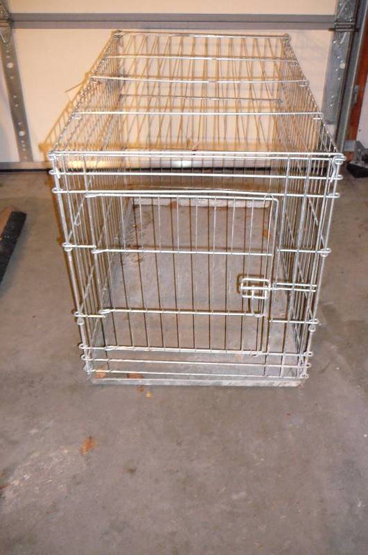 lot 472 image: Dog Box 21 w x 36 l x 24 H