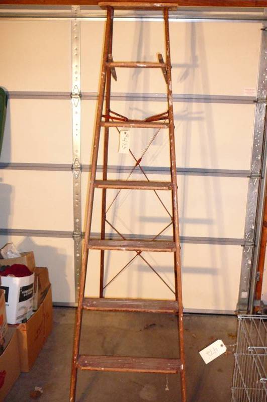 lot 473 image: Wooden Step Ladder