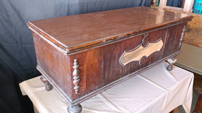 lot 257 image: Cedar Chest