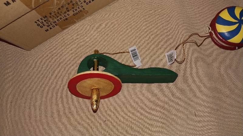 lot 271 image: 24 - Christmas Ornaments
