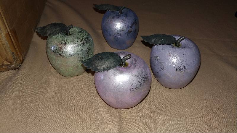 lot 272 image: 64 - Gossamer Apples