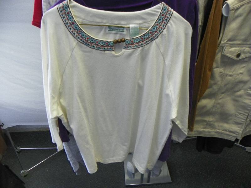 lot 72 image: 16 pc womens clothing lot
