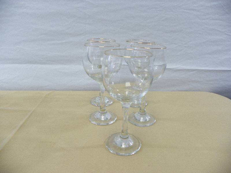 lot 15 image: 5 Gold rim wine glasses