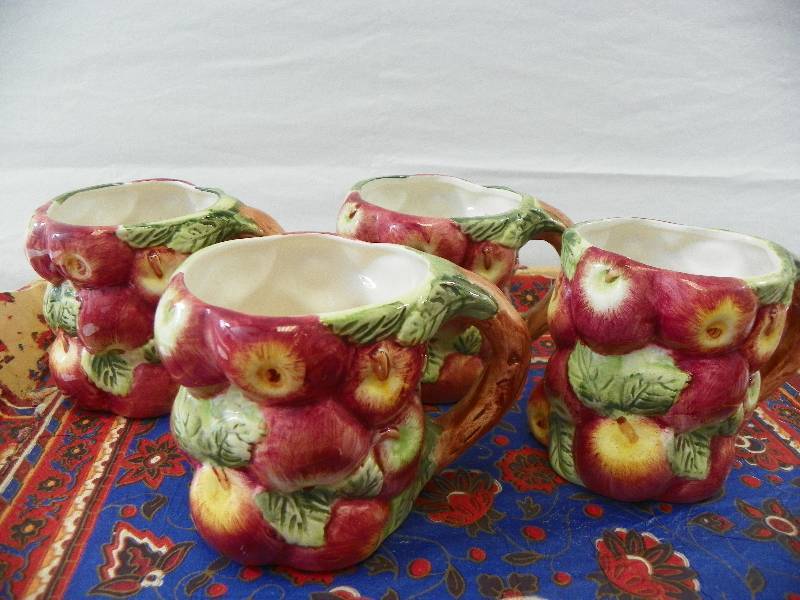 lot 22 image: Apple DcorKitchenware