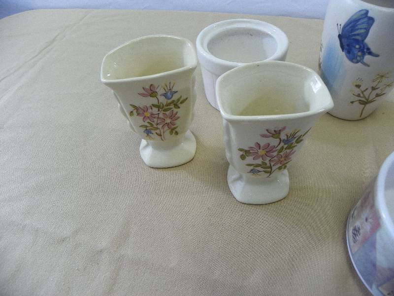 lot 28 image: Misc. Ceramic Dcor