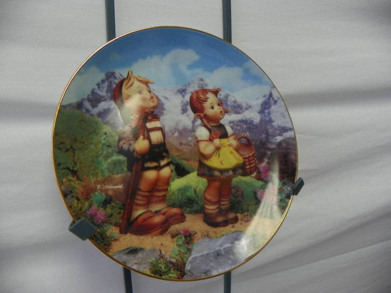 lot 31 image: 3 M.J. Hummel Plates wDisplay Stand