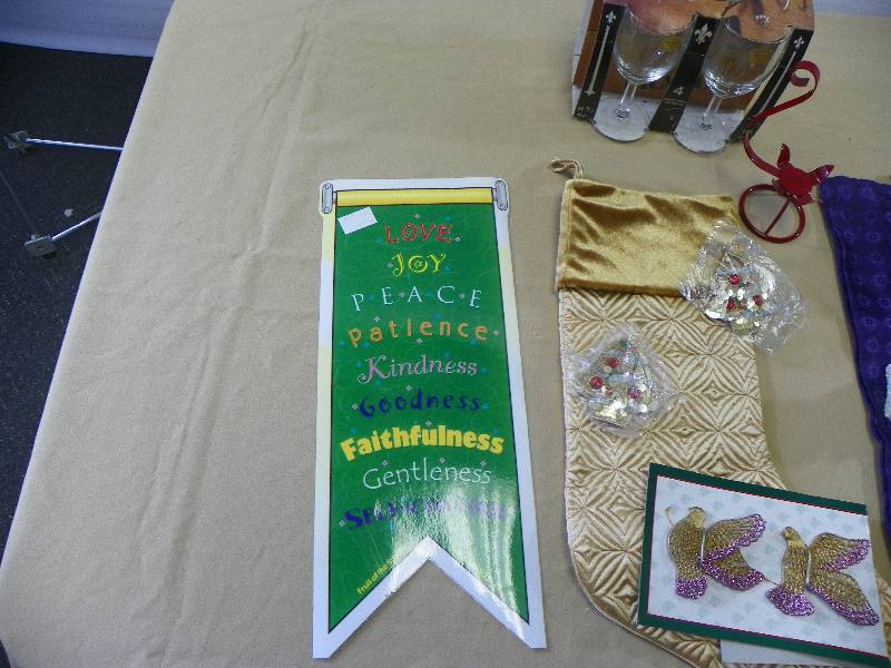lot 34 image: Christmas Lot