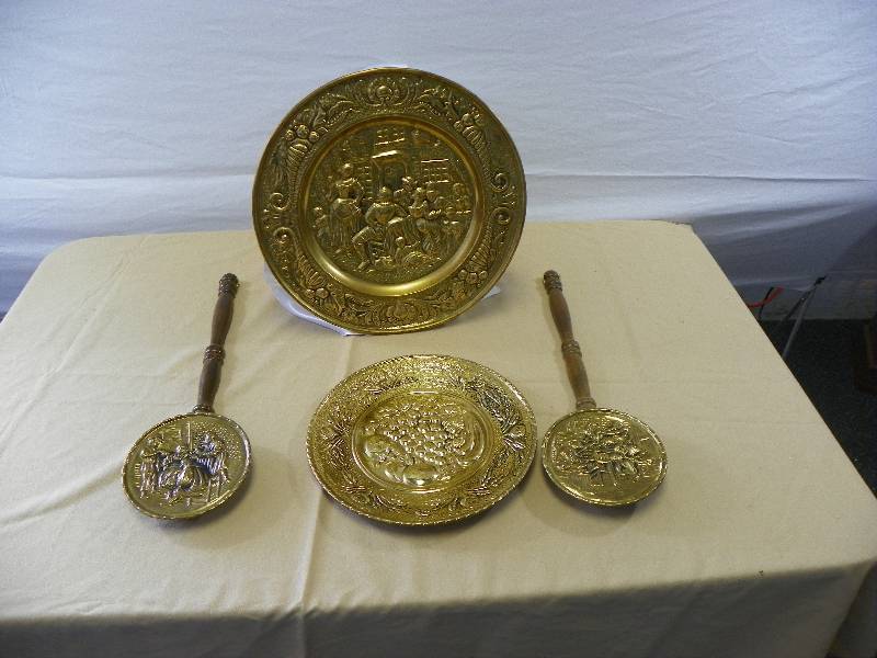 lot 84 image: Brass Dcor Set