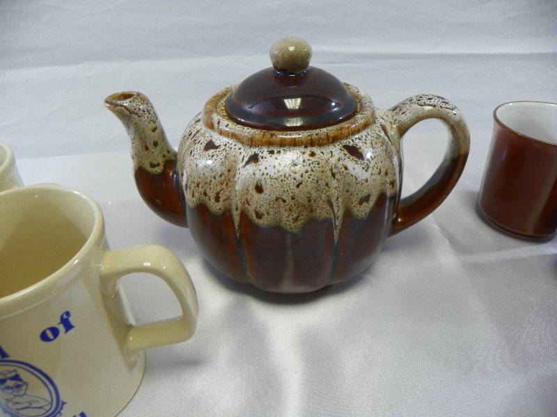 lot 85 image: Vintage Teapot and Mugs