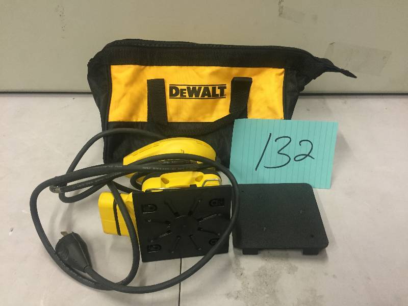 Dewalt Sander missing pad and dust bag in good working condition