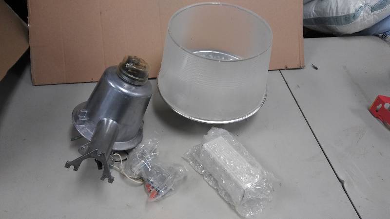 Lithonia Light 1-Light Dusk-to-Dawn Outdoor Metal Halide Area Light cover has a crack see pictures