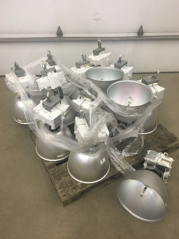 lot 8 image: Pallet Of Overhead Lights