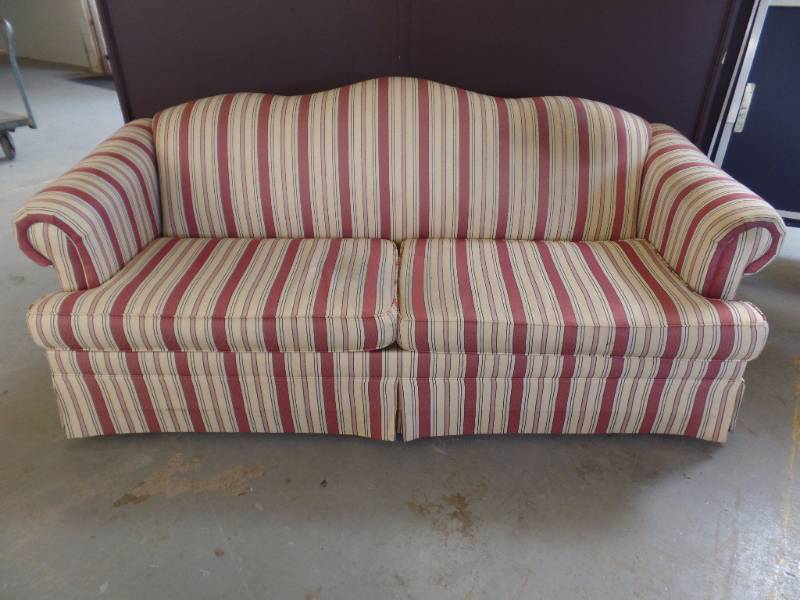 lot 205 image: Traditional Sofa