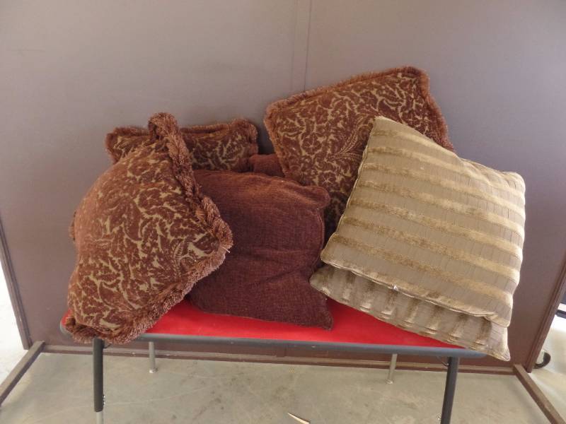 lot 208 image: Accent Pillows