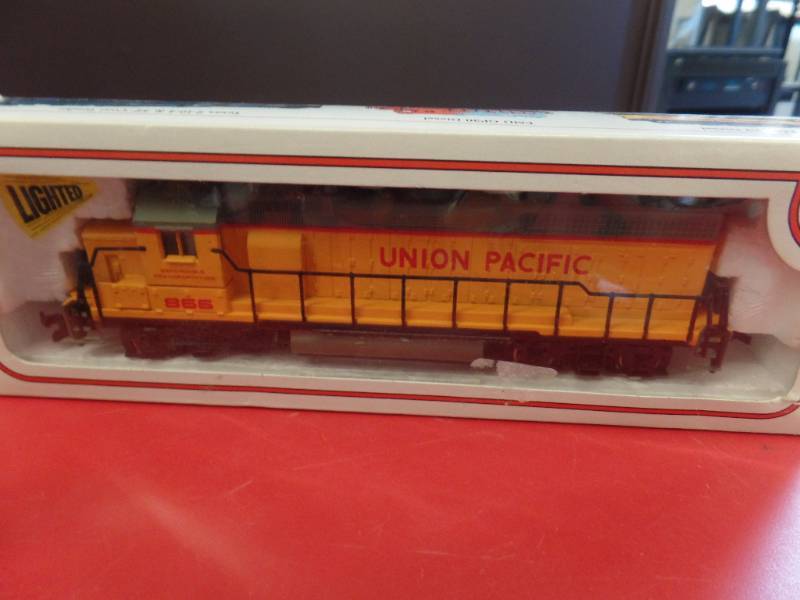 lot 228 image: HO Trains and Track