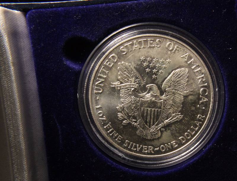 lot 88 image: 1999 COLORIZED AMERICAN SILVER EAGLE 1 TROY Oz. .999 FINE SILVER DOLLAR IN AIRITITE