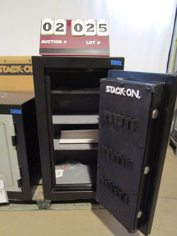 lot 25 image: Shooters Safe Series Pistol Safe