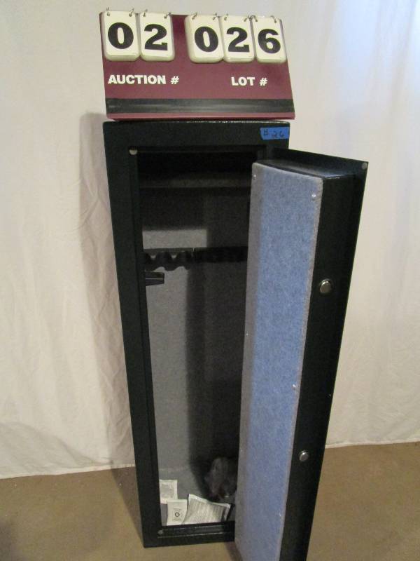 lot 26 image: Steel 8 Gun Combination Safe