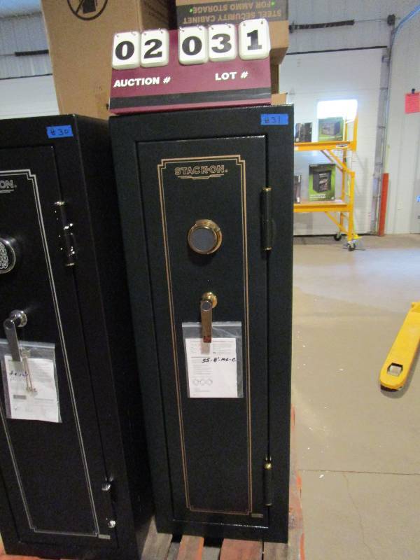 lot 31 image: Steel 8 Gun Combination Safe